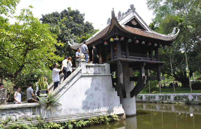 Chùa Một Cột cũng đông hơn mọi ngày.