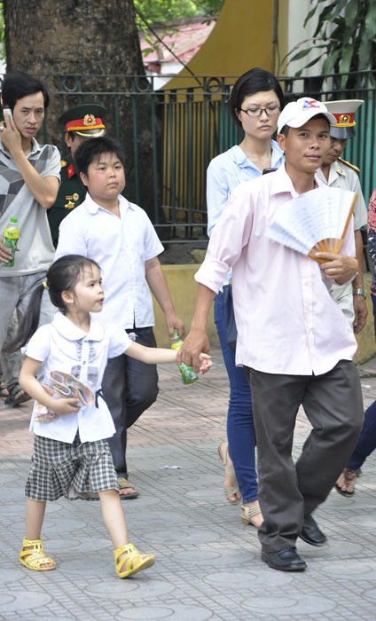 Hai cha con háo hức đi theo hàng từ đường Ngọc Hà về khu viếng lăng Bác.