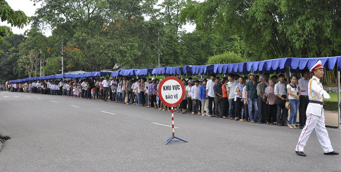 Đoàn người từ từ tiến vào Lăng Bác