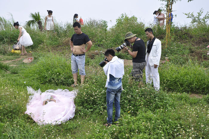 Với cảnh sắc đẹp của tự nhiên, bãi đá sông Hồng mỗi ngày thu hút hàng chục cặp tình nhân tới chụp ảnh cưới. Với cảnh sắc đẹp của tự nhiên, bãi đá sông Hồng mỗi ngày thu hút hàng chục cặp tình nhân tới chụp ảnh cưới.