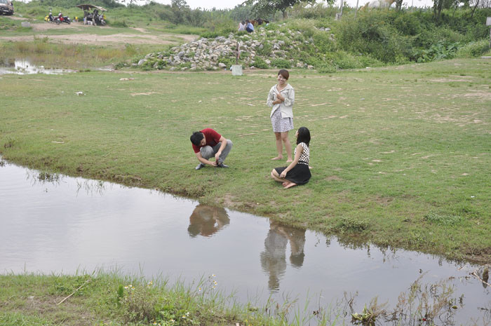 Không rõ các bạn trẻ này đang tạo dáng gì nữa? Không rõ các bạn trẻ này đang tạo dáng gì nữa?