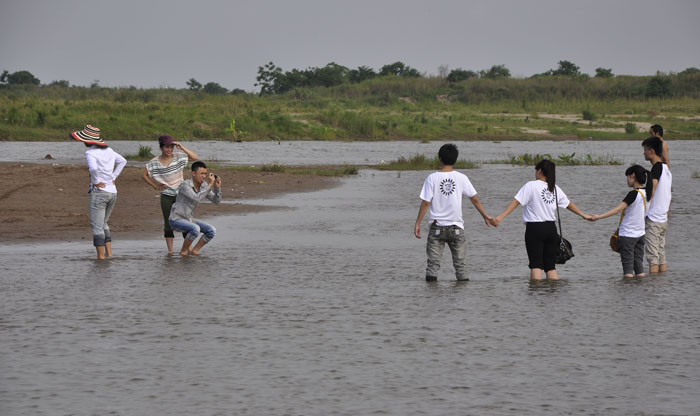 Chụp hình lưu niệm dưới nước Chụp hình lưu niệm dưới nước