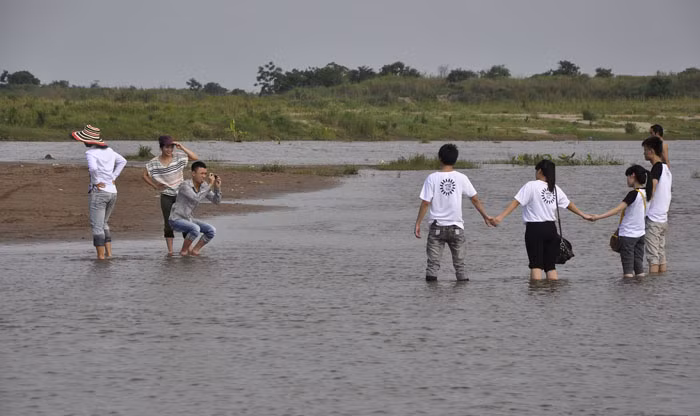 Chụp hình lưu niệm dưới nước