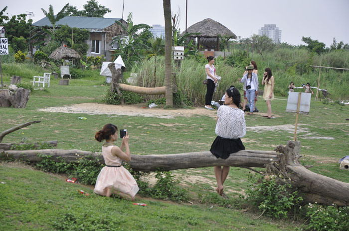 Sẵn sàng với mọi tư thế để có một góc ảnh đẹp. Sẵn sàng với mọi tư thế để có một góc ảnh đẹp.