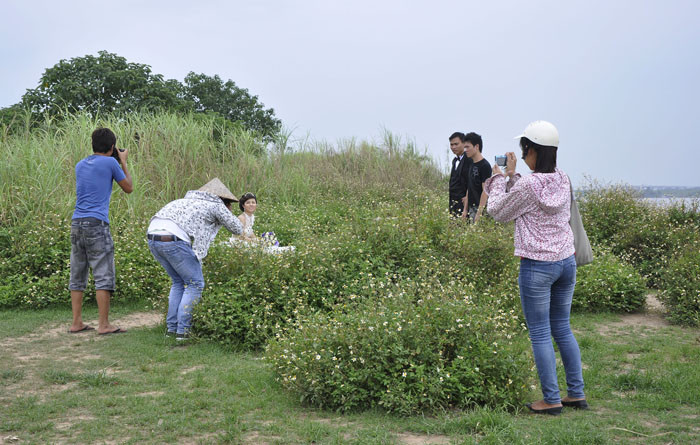 Cô dâu được hòa mình vào trong thế giới tự nhiên của cỏ cây. Cô dâu được hòa mình vào trong thế giới tự nhiên của cỏ cây.