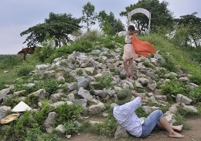 Cách tạo dáng chuyên nghiệp bên bãi đá. Cách tạo dáng chuyên nghiệp bên bãi đá.