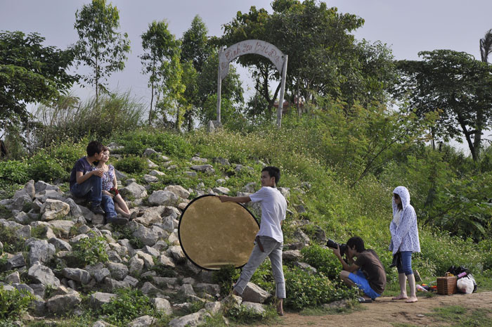 Dụng cụ hỗ trợ cho buổi chụp hình ngoài trời thể hiện tính chuyên nghiệp. Dụng cụ hỗ trợ cho buổi chụp hình ngoài trời thể hiện tính chuyên nghiệp.