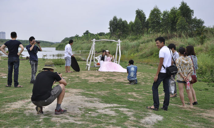 Niềm vui phía sau những bức ảnh cưới đẹp. Niềm vui phía sau những bức ảnh cưới đẹp.