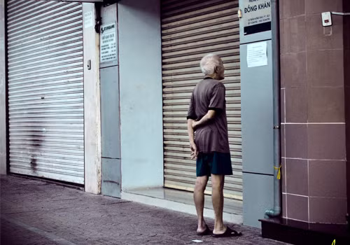 Hình ảnh một cụ già. Ảnh Na Le