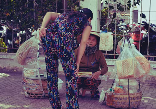 Hay những gánh hàng rong. Ảnh Na Le