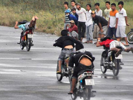 Hiện tượng đua xe trái phép đã nở rộ ở Hà Nội, thành phố Hồ Chí Minh và một số tỉnh thành khác ở nước ta. Hiện tượng đua xe trái phép đã nở rộ ở Hà Nội, thành phố Hồ Chí Minh và một số tỉnh thành khác ở nước ta.