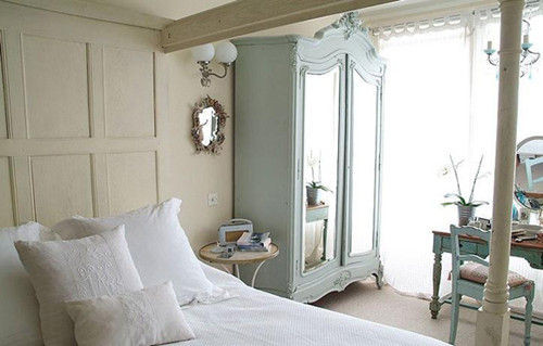 Một góc phòng ngủ với chiếc bàn và ghế nhỏ dùng để đọc sách