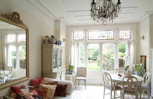 Phòng khách với màu trắng tinh khiết với điểm nhấn nổi bật là chiếc đèn chùm mang phong cách cổ điển.