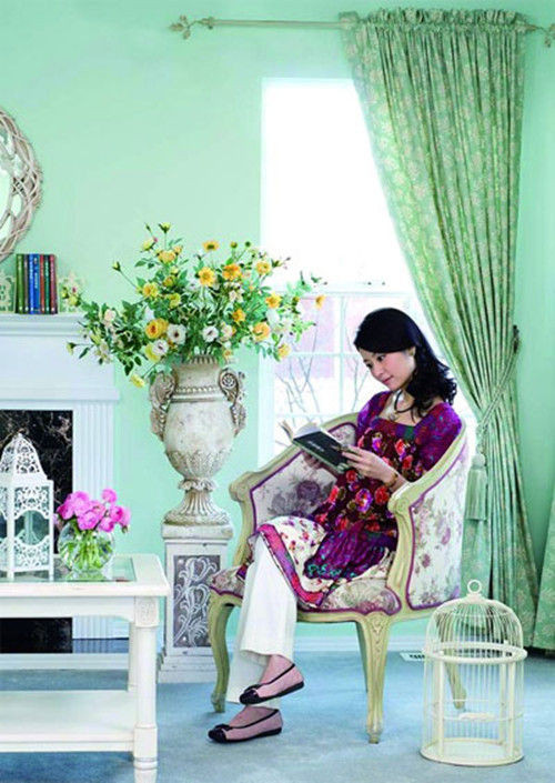 Vụt sáng từ tác phẩm kinh điển Hoàn Châu Cách Cách với vai Hạ Tử Vy, Lâm Tâm Như ngày càng khẳng định vị trí chị cả trong làng giải trí Hoa ngữ. Đặc biệt những năm gần đây, ngoài vai trò một diễn viên tài năng, Lâm Tâm Như còn được giới truyền thông biết đến với vai trò nhà sản xuất thành công khi cho ra mắt tác phẩm truyền hình đầu tay Khuynh Thế Hoàng Phi thành công vang dội trong năm 2011 vừa qua. (Trong ảnh: Lâm Tân Như rất thích đọc sách, báo )