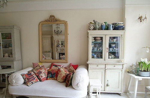 Những chiếc gối với sắc đỏ và ánh nắng tràn ngập khắp phòng mang lại cảm giác thoáng mát cho căn phòng.