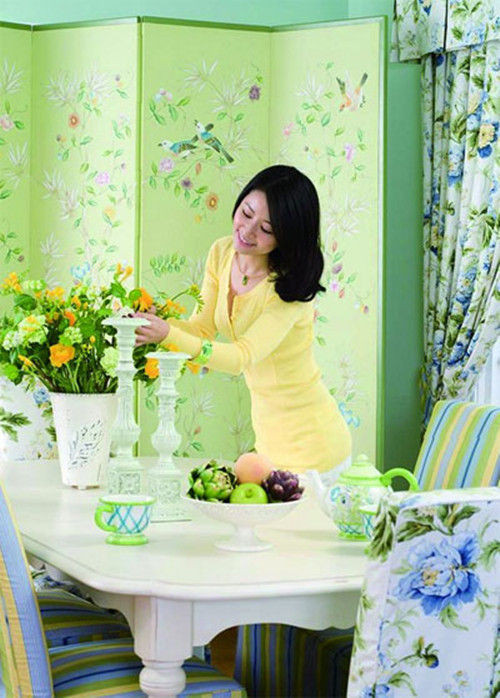 Từ trong nhà có thể ngắm được khu vườn yên tĩnh với những cây cối mà Tâm Như rất thích. Điều này mang đến sự bình yên trong tâm hồn cô. (Trong ảnh: Góc phòng bếp rực rỡ sắc hoa)