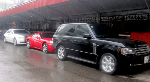 Dàn siêu xe một thời của một đại gia 8X ở Hải Phòng. Đỗ đầu là chiếc Range Rover Supercharged, dòng xe địa hình nổi tiếng của hãng Land Rover, động cơ 5 lít V8 tăng áp turbin, công suất 510 mã lực ở vòng tua 6.500 vòng/phút, mô-men xoắn cực đại 625 Nm ở ngay vòng tua thấp 2.500 vòng/phút. Hộp số tự động 6 cấp và dẫn động 4 bánh toàn thời gian. Mức giá của Range Rover Supercharged mới tại Mỹ vào khoảng 95.000 USD. Ảnh: Hoàng Hải. Dàn siêu xe một thời của một đại gia 8X ở Hải Phòng. Đỗ đầu là chiếc Range Rover Supercharged, dòng xe địa hình nổi tiếng của hãng Land Rover, động cơ 5 lít V8 tăng áp turbin, công suất 510 mã lực ở vòng tua 6.500 vòng/phút, mô-men xoắn cực đại 625 Nm ở ngay vòng tua thấp 2.500 vòng/phút. Hộp số tự động 6 cấp và dẫn động 4 bánh toàn thời gian. Mức giá của Range Rover Supercharged mới tại Mỹ vào khoảng 95.000 USD. Ảnh: Hoàng Hải.