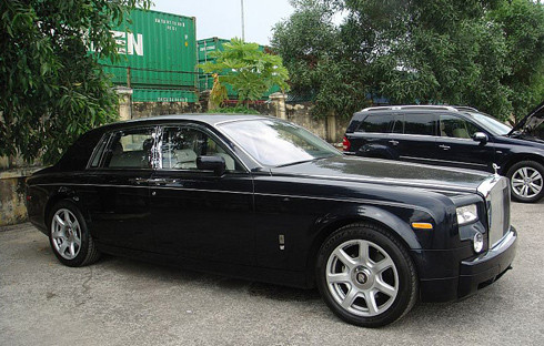 Rolls Royce Phantom Sapphire được sản xuất theo chương trình Bespoke mà Rolls-Royce dành riêng cho những khách hàng đặc biệt, Phantom Sapphire đính kim cương ở đồng hồ, trần xe mô phỏng bầu trời đầy sao. Giá tại Việt Nam vào khoảng 20 tỷ đồng. Rolls Royce Phantom Sapphire được sản xuất theo chương trình Bespoke mà Rolls-Royce dành riêng cho những khách hàng đặc biệt, Phantom Sapphire đính kim cương ở đồng hồ, trần xe mô phỏng bầu trời đầy sao. Giá tại Việt Nam vào khoảng 20 tỷ đồng.