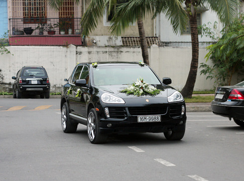 Chiếc Porsche Cayenne S mang biển cặp. Phiên bản Cayenne S có giá khoảng 150.000 USD. Ảnh: Lê Trường. Chiếc Porsche Cayenne S mang biển cặp. Phiên bản Cayenne S có giá khoảng 150.000 USD. Ảnh: Lê Trường.