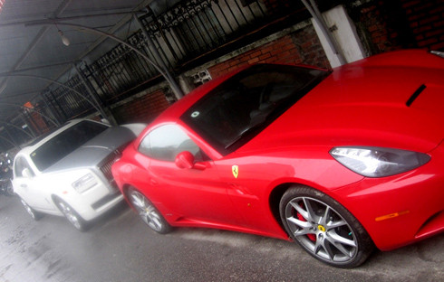 Ferrari California màu đỏ đầu tiên tại Việt Nam. Đây là chiếc xe từng cập cảng Sài Gòn, trước khi được bán ra Hải Phòng. Lưới tản nhiệt hình miệng cá khiến giới hâm mộ cho rằng GT California là sản phẩm của sự hoài niệm về chiếc 250GT California thời những năm 1960. Ảnh: Hoàng Hải Ferrari California màu đỏ đầu tiên tại Việt Nam. Đây là chiếc xe từng cập cảng Sài Gòn, trước khi được bán ra Hải Phòng. Lưới tản nhiệt hình miệng cá khiến giới hâm mộ cho rằng GT California là sản phẩm của sự hoài niệm về chiếc 250GT California thời những năm 1960. Ảnh: Hoàng Hải