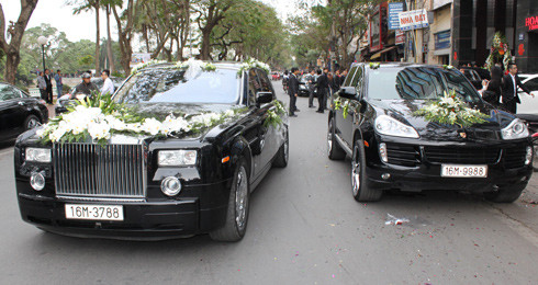 Rolls-Royce Phantom trong đám cưới của một đại gia Hải Phòng. Phantom là dòng xe xếp vào hạng siêu sang và được đặc biệt ưa chuộng tại Việt Nam. Số lượng đã lên tới hàng chục chiếc. Giá bán dao động trong khoảng 500.000 USD tới trên 1 triệu USD, tùy theo phiên bản, trang thiết bị gắn trên xe, độ độc và năm sản xuất. Ảnh: Lê Trường. Rolls-Royce Phantom trong đám cưới của một đại gia Hải Phòng. Phantom là dòng xe xếp vào hạng siêu sang và được đặc biệt ưa chuộng tại Việt Nam. Số lượng đã lên tới hàng chục chiếc. Giá bán dao động trong khoảng 500.000 USD tới trên 1 triệu USD, tùy theo phiên bản, trang thiết bị gắn trên xe, độ độc và năm sản xuất. Ảnh: Lê Trường.