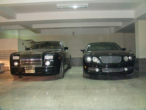 Chiếc Bentley Flying Spur màu đen do Mansory độ xuất hiện trong hầm để xe của một tòa nhà tại Hải Phòng, bên cạnh mẫu siêu sang Rolls-Royce Phantom. Ảnh: Otofun. Chiếc Bentley Flying Spur màu đen do Mansory độ xuất hiện trong hầm để xe của một tòa nhà tại Hải Phòng, bên cạnh mẫu siêu sang Rolls-Royce Phantom. Ảnh: Otofun.