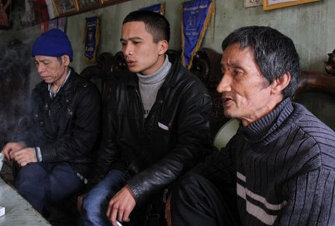 Anh Lê Văn Tân (người ngồi giữa) kể lại vụ cưỡng chế 70 ha đất đầm tôm nhà anh.