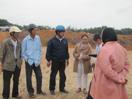 Người dân đứng tại khu đất đã bị san phẳng của ông Trí