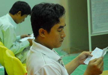 Nếu tăng giá điện trong thời điểm này sẽ tạo cú sốc tâm lý với người dân khi đóng tiền điện. Ảnh: HTD Nếu tăng giá điện trong thời điểm này sẽ tạo cú sốc tâm lý với người dân khi đóng tiền điện. Ảnh: HTD