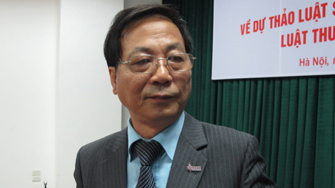 Ông Cục trưởng Cục Quản lý giá, Bộ Tài chính trả lời pv của phóng viên.