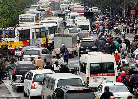 Ô tô cá nhân phát triển số lượng quá lớn sẽ không còn đường để chạy, không có nơi để đỗ. Ảnh: Minh Thăng