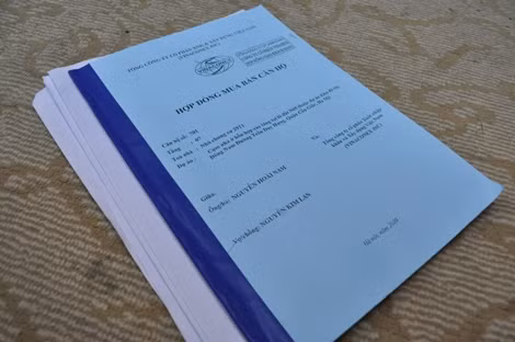 Hợp đồng ghi rõ việc Vinaconex phải bồi thường do chậm bàn giao nhà.