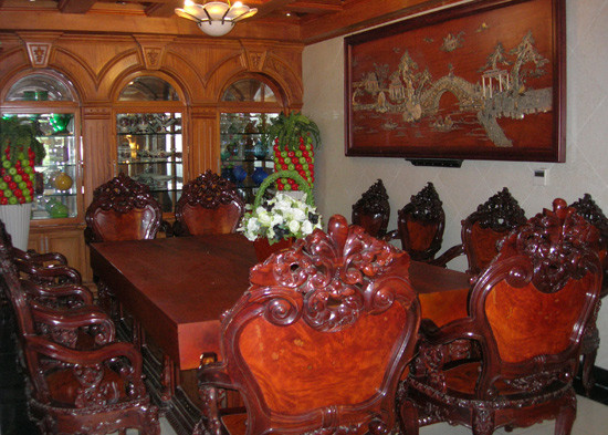 Bộ bàn gỗ hoành tráng trước phòng khách có thể vài chục người khiêng mới nổi. Bộ bàn gỗ hoành tráng trước phòng khách có thể vài chục người khiêng mới nổi.