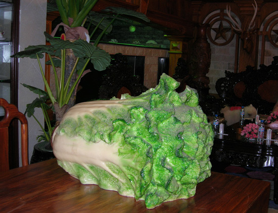 Bước vào cổng phía sau có chiếc bắp cải bằng đá đặt trên bàn. Theo chủ nhân gia đình thì bắp cải sẽ thu hút được nhiều tiền vào trong nhà. Bước vào cổng phía sau có chiếc bắp cải bằng đá đặt trên bàn. Theo chủ nhân gia đình thì bắp cải sẽ thu hút được nhiều tiền vào trong nhà.