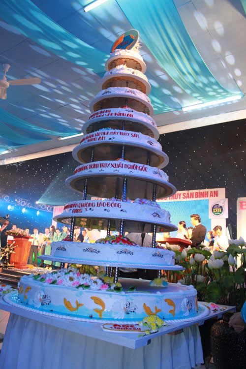 ... cùng chiếc bánh kem siêu khủng trong ngày khánh thành Viện nghiên cứu Thủy sản Bình An ... cùng chiếc bánh kem siêu khủng trong ngày khánh thành Viện nghiên cứu Thủy sản Bình An