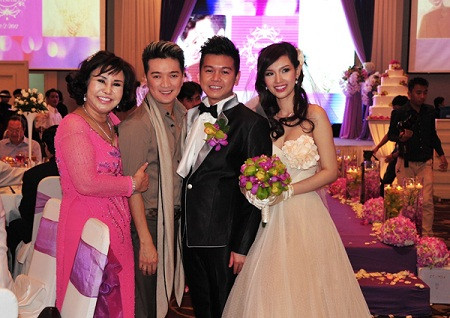 ... và trong siêu đám cưới. ... và trong siêu đám cưới.