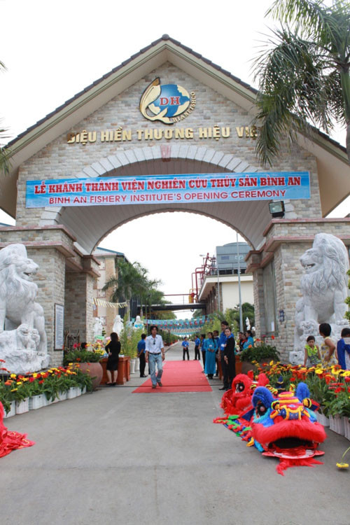 Không gian ngập cờ hoa... Không gian ngập cờ hoa...