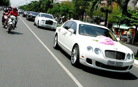 ... với đoàn rước dâu là những siêu xe ... với đoàn rước dâu là những siêu xe