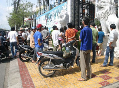 Tuy nhiên, tiệc cưới chưa tàn thì nông dân đã giăng băng rôn đòi trả nợ. Ảnh: Phunutoday Tuy nhiên, tiệc cưới chưa tàn thì nông dân đã giăng băng rôn đòi trả nợ. Ảnh: Phunutoday