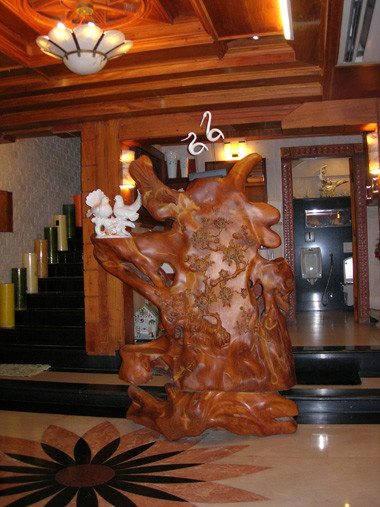 Có thời gian làm trong ngành gỗ nên trên trần nhà của bà Hiền cũng được làm bằng gỗ. Có thời gian làm trong ngành gỗ nên trên trần nhà của bà Hiền cũng được làm bằng gỗ.