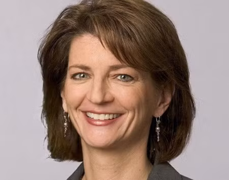 5. Brenda Barnes – Chủ tịch kiêm CEO của Sara Lee. Brenda Barnes đã từng gây sốc với báo giới Mỹ khi rời bỏ vị trí CEO của PepsiCo vào năm 1997 để… dành thời gian cho gia đình. Tuy nhiên, niềm đam mê và yêu thích kinh doanh đã kéo bà trở lại với công việc. Chỉ ba năm sau đó, tức năm 1999, bà nắm giữ vị trí chủ tịch lâm thời của Starwood Hotels & Resorts. Song công việc điều hành quản lý khách sạn dường như không phải là mảnh đất màu mỡ để bà phát huy thế mạnh về marketing và quản lý kinh doanh của mình. Chính vì vậy, vào năm 2004, bà đã chính thức đầu quân cho hãng bán lẻ Sara Lee. Tại đây bà nắm giữ vị trí Giám đốc điều hành (COO) và xây dựng lại toàn bộ công ty, đưa Sara Lee bước sang một trang mới với danh mục sản phẩm đa dạng, thu hút hàng triệu người tiêu dùng trên toàn thế giới. 5. Brenda Barnes – Chủ tịch kiêm CEO của Sara Lee. Brenda Barnes đã từng gây sốc với báo giới Mỹ khi rời bỏ vị trí CEO của PepsiCo vào năm 1997 để… dành thời gian cho gia đình. Tuy nhiên, niềm đam mê và yêu thích kinh doanh đã kéo bà trở lại với công việc. Chỉ ba năm sau đó, tức năm 1999, bà nắm giữ vị trí chủ tịch lâm thời của Starwood Hotels & Resorts. Song công việc điều hành quản lý khách sạn dường như không phải là mảnh đất màu mỡ để bà phát huy thế mạnh về marketing và quản lý kinh doanh của mình. Chính vì vậy, vào năm 2004, bà đã chính thức đầu quân cho hãng bán lẻ Sara Lee. Tại đây bà nắm giữ vị trí Giám đốc điều hành (COO) và xây dựng lại toàn bộ công ty, đưa Sara Lee bước sang một trang mới với danh mục sản phẩm đa dạng, thu hút hàng triệu người tiêu dùng trên toàn thế giới.