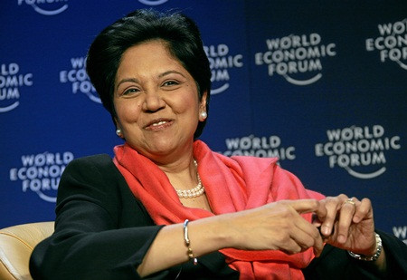 1. Indra Nooyi - Chủ tịch và CEO tập đoàn PepsiCo. Sinh ra tại Ấn Độ, Nooyi từng làm việc cho hãng Johnson&Johnson và Mettur Beardsell, cơ sở Ấn Độ. Năm 1980, bà chuyển đến Mỹ, học thạc sỹ và tốt nghiệp với tấm bằng kinh doanh tại đại học Yale. Sau khi hoàn thành khóa học, bà làm việc cho nhiều công ty tên tuổi và đều nắm giữ những vị trí hết sức chiến lược. Điển hình là tập đoàn tư vấn Boston, hãng Motorola và Asea Broen Boyeri. Mãi đến năm 1994, bà mới chính thức gia nhập PepsiCo và trở thành chủ tịch kiêm giám đốc tài chính (CFO) vào năm 2001. Kể từ đó, doanh thu hàng năm của công ty không ngừng tăng trưởng, có lúc vượt mức 72%. Năm 2006 đánh dấu bước ngoặt trong sự nghiệp của Nooyi tại PepsiCo khi bà chính thức được bổ nhiệm vị trí CEO của hãng này. 1. Indra Nooyi - Chủ tịch và CEO tập đoàn PepsiCo. Sinh ra tại Ấn Độ, Nooyi từng làm việc cho hãng Johnson&Johnson và Mettur Beardsell, cơ sở Ấn Độ. Năm 1980, bà chuyển đến Mỹ, học thạc sỹ và tốt nghiệp với tấm bằng kinh doanh tại đại học Yale. Sau khi hoàn thành khóa học, bà làm việc cho nhiều công ty tên tuổi và đều nắm giữ những vị trí hết sức chiến lược. Điển hình là tập đoàn tư vấn Boston, hãng Motorola và Asea Broen Boyeri. Mãi đến năm 1994, bà mới chính thức gia nhập PepsiCo và trở thành chủ tịch kiêm giám đốc tài chính (CFO) vào năm 2001. Kể từ đó, doanh thu hàng năm của công ty không ngừng tăng trưởng, có lúc vượt mức 72%. Năm 2006 đánh dấu bước ngoặt trong sự nghiệp của Nooyi tại PepsiCo khi bà chính thức được bổ nhiệm vị trí CEO của hãng này.
