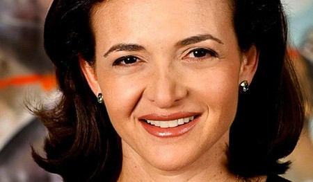 4. Sheryl Sandberg – Giám đốc điều hành Facebook. Vào năm 2008, Mark Zuckerberg đã thuê Sandberg, lúc đó đang phụ trách mảng quảng cáo trực tuyến của Google. Đang ở một công ty có lợi nhuận cao, Sandberg đến với Facebook từ những buổi sơ khai, tuy vậy, dưới sự dẫn dắt của bà, doanh thu của Facebook đã tăng vượt bậc nhờ những hợp đồng quảng cáo béo bở. Lợi nhuận tăng cao cũng là một nguyên nhân thúc đẩy Facebook đưa đến quyết định IPO. 4. Sheryl Sandberg – Giám đốc điều hành Facebook. Vào năm 2008, Mark Zuckerberg đã thuê Sandberg, lúc đó đang phụ trách mảng quảng cáo trực tuyến của Google. Đang ở một công ty có lợi nhuận cao, Sandberg đến với Facebook từ những buổi sơ khai, tuy vậy, dưới sự dẫn dắt của bà, doanh thu của Facebook đã tăng vượt bậc nhờ những hợp đồng quảng cáo béo bở. Lợi nhuận tăng cao cũng là một nguyên nhân thúc đẩy Facebook đưa đến quyết định IPO.