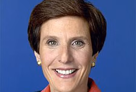 6. Irene Rosenfeld – Chủ tịch kiêm CEO Kraft Foods. Khi được bổ nhiệm vào vị trí CEO của Kraft Foods vào năm 2006, hãng này đang gặp nhiều khó khăn và phải tập trung vào việc cắt giảm nhân lực cùng các chi phí khác. Rosenfeld nhanh chóng thay đổi các tầng lớp quản lý và chuyển ngược tình thế của công ty. Năm 2011, Kraft Foods bất ngờ tuyên bố chia tách thành hai công ty trong đó, bà Rosenfeld đảm nhiệm công ty chủ quản của những thương hiệu đồ ăn nhanh quốc tế. Trên đây là 6 người phụ nữ tài ba, họ đã đạt được đến đỉnh vinh quang của sự thành công. Tuy nhiên, như đã nói, trong vài năm tới, chúng ta đang kỳ vọng sẽ có nhiều phụ nữ hơn nữa nắm giữ vị trí quan trọng của công ty như CEO, COO… Dưới đây là 3 nhân vật đang được kỳ vọng nhiều nhất. 6. Irene Rosenfeld – Chủ tịch kiêm CEO Kraft Foods. Khi được bổ nhiệm vào vị trí CEO của Kraft Foods vào năm 2006, hãng này đang gặp nhiều khó khăn và phải tập trung vào việc cắt giảm nhân lực cùng các chi phí khác. Rosenfeld nhanh chóng thay đổi các tầng lớp quản lý và chuyển ngược tình thế của công ty. Năm 2011, Kraft Foods bất ngờ tuyên bố chia tách thành hai công ty trong đó, bà Rosenfeld đảm nhiệm công ty chủ quản của những thương hiệu đồ ăn nhanh quốc tế. Trên đây là 6 người phụ nữ tài ba, họ đã đạt được đến đỉnh vinh quang của sự thành công. Tuy nhiên, như đã nói, trong vài năm tới, chúng ta đang kỳ vọng sẽ có nhiều phụ nữ hơn nữa nắm giữ vị trí quan trọng của công ty như CEO, COO… Dưới đây là 3 nhân vật đang được kỳ vọng nhiều nhất.