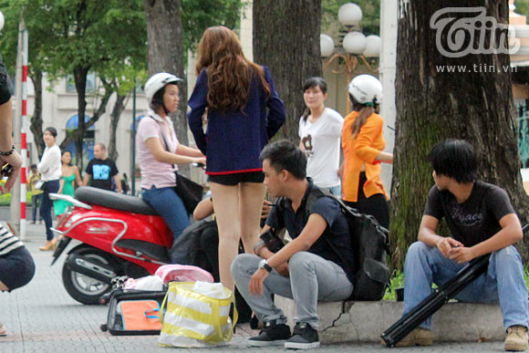 Vì lười di chuyển đến khu vực thay đồ nên cô nàng đã không ngại ngần cởi và mặc đồ ngay giữa nơi công cộng trước ánh mắt dòm ngó của nhiều người. Vì lười di chuyển đến khu vực thay đồ nên cô nàng đã không ngại ngần cởi và mặc đồ ngay giữa nơi công cộng trước ánh mắt dòm ngó của nhiều người.