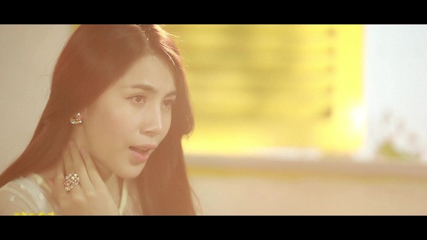 Cô nàng xuất hiện với hình ảnh tươi trẻ và trong sáng