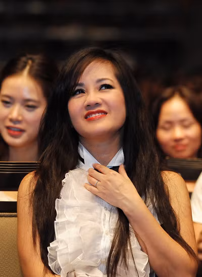 "Tôi chỉ xin nhận hộ giải thưởng đáng quý này cho nhạc sĩ Võ Thiện Thanh vì chính anh là người mang đến bài hát tuyệt vời còn tôi chỉ là người may mắn được hát nó", chị nói. "Tôi chỉ xin nhận hộ giải thưởng đáng quý này cho nhạc sĩ Võ Thiện Thanh vì chính anh là người mang đến bài hát tuyệt vời còn tôi chỉ là người may mắn được hát nó", chị nói.