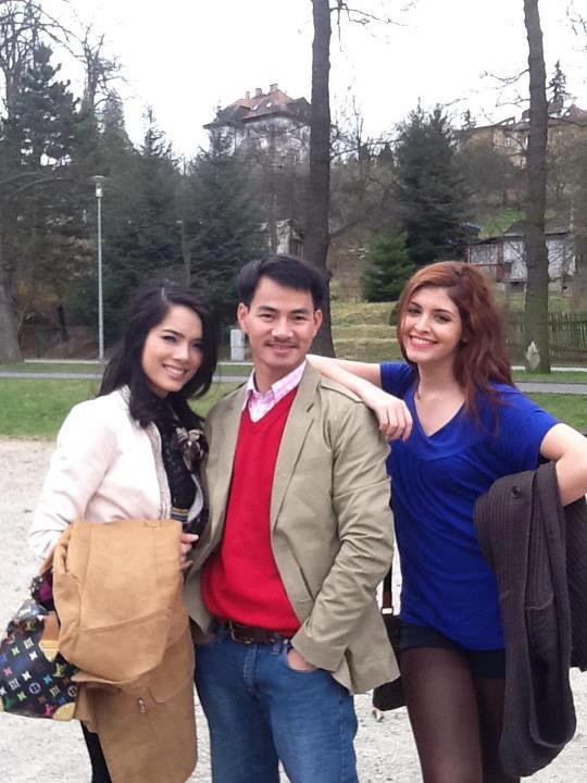 Bức ảnh này (diễn viên Kiều Thanh - trái và người mẫu Andrea Aybar - phải) lại có tiêu đề khá hài: "Một thời dại gái". Gần 8.0000 người "like" bức ảnh này. Bạn Hong David dí dởm: "Anh Xuân Bắc ơi, em cũng muốn dại gái giống anh". Bạn Ngọc Trang: "Anh đào hoa quá!" > Bật mí hot girl ngồi cạnh Xuân Bắc gây sốt trên mạng > Dân mạng phát sốt vì ảnh ăn chơi Thành Trung - Tự Long - Xuân Bắc > Dân mạng bấm Like từng phút cho 3 bố con Xuân Bắc Bức ảnh này (diễn viên Kiều Thanh - trái và người mẫu Andrea Aybar - phải) lại có tiêu đề khá hài: "Một thời dại gái". Gần 8.0000 người "like" bức ảnh này. Bạn Hong David dí dởm: "Anh Xuân Bắc ơi, em cũng muốn dại gái giống anh". Bạn Ngọc Trang: "Anh đào hoa quá!" > Bật mí hot girl ngồi cạnh Xuân Bắc gây sốt trên mạng > Dân mạng phát sốt vì ảnh ăn chơi Thành Trung - Tự Long - Xuân Bắc > Dân mạng bấm Like từng phút cho 3 bố con Xuân Bắc