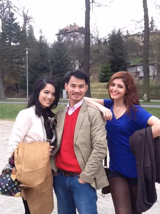 Bức ảnh này (diễn viên Kiều Thanh - trái và người mẫu Andrea Aybar - phải) lại có tiêu đề khá hài: "Một thời dại gái". Gần 8.0000 người "like" bức ảnh này. Bạn Hong David dí dởm: "Anh Xuân Bắc ơi, em cũng muốn dại gái giống anh". Bạn Ngọc Trang: "Anh đào hoa quá!" > Bật mí hot girl ngồi cạnh Xuân Bắc gây sốt trên mạng > Dân mạng phát sốt vì ảnh ăn chơi Thành Trung - Tự Long - Xuân Bắc > Dân mạng bấm Like từng phút cho 3 bố con Xuân Bắc