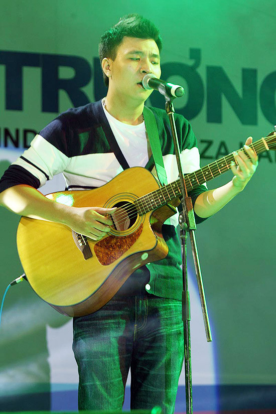 Trong khi đó, Anh Khang lại giản dị với cây đàn guitar quen thuộc. Trong khi đó, Anh Khang lại giản dị với cây đàn guitar quen thuộc.